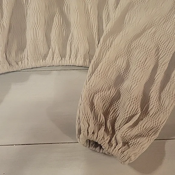 Cute long sleeve open back crop top - Picture 4 of 10